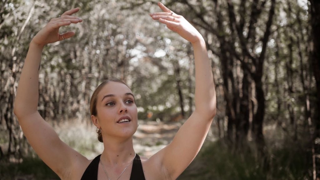 Portrait d'une danseuse Vendéenne dans la forêt